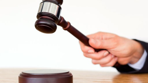 Ein Richter schlägt mit einem Hammer, um ein Urteil zu verkünden