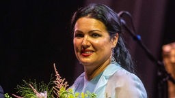 Archivaufnahme: Der russische Opernstar Anna Netrebko steht im Innenhof des Fürstenschlosses St. Emmeram während der Schlossfestspiele in Regensburg auf der Bühne. 