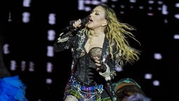 Popstar Madonna während des Konzerts in Rio auf der Bühne