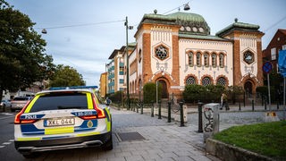 Archivaufnahme von 2023: Polizeiauto vor der Synagoge im Zentrum von Malmö.