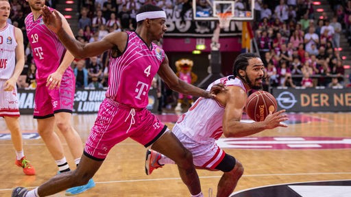 Glynn Watson von den Telekom Baskets Bonn (links) im Duell mit Otis Livingston von den Würzburg Baskets.